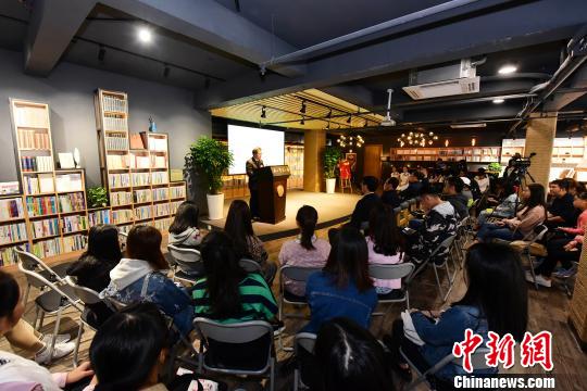 廣西桂林校園書店變身文化沙龍 引領(lǐng)校園閱讀風(fēng)潮