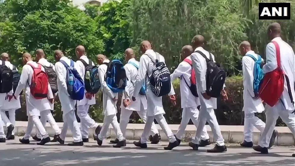印度校園霸凌多可怕？150名醫(yī)科學(xué)生被迫剃光頭！