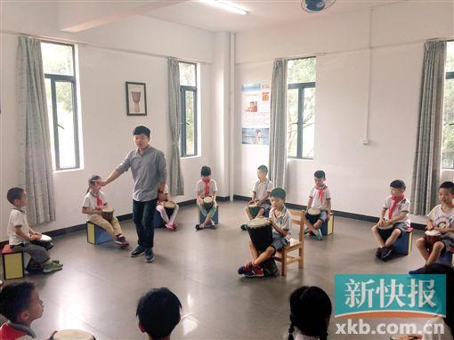民辦小學(xué)少年宮的非洲鼓課程上,音樂老師李輝正在給一年級學(xué)生講授非洲鼓的打擊技巧。