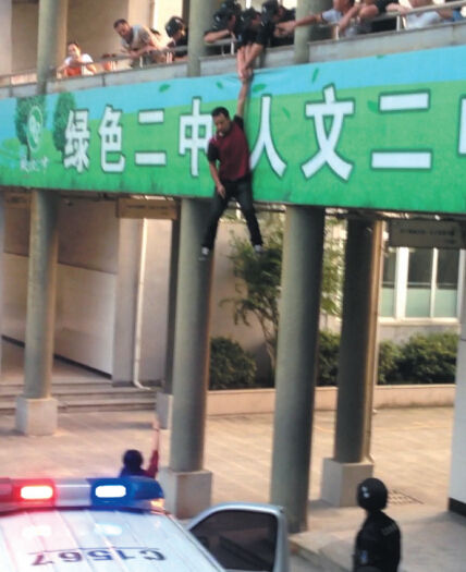 圖為胡某跳樓求見校長現(xiàn)場。