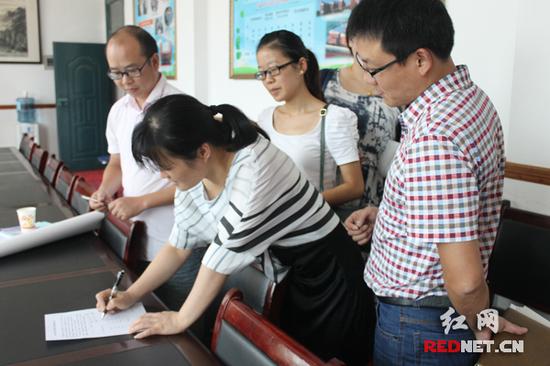(長沙金海中學(xué)老師簽訂“廉潔從教”師德承諾書)