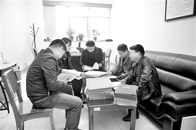 長沙市紀(jì)委紀(jì)檢監(jiān)察室工作人員在討論案情