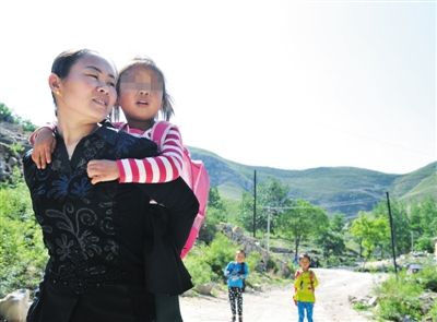  2015年5月13日，放學(xué)時(shí)，郜艷敏護(hù)送孩子們回家。近日，一篇題為《被拐女成為山村女教師》的報(bào)道引爆微博話題，當(dāng)事人郜艷敏表示，不愿意過多回應(yīng)網(wǎng)上的討論。圖/CFP