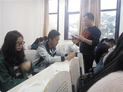 鄭州一大學開設戀愛課 學生隨機配對模擬表白