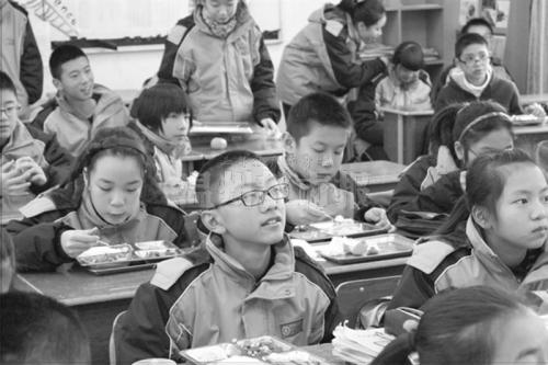 學生邊吃午飯邊看視頻