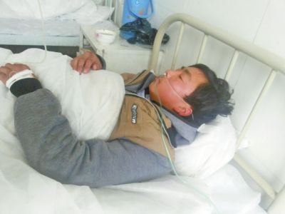 躺在病床上的楊杰