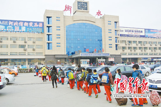數(shù)百北京學生赴衡水讀書 部分人尚不知如何穿衣