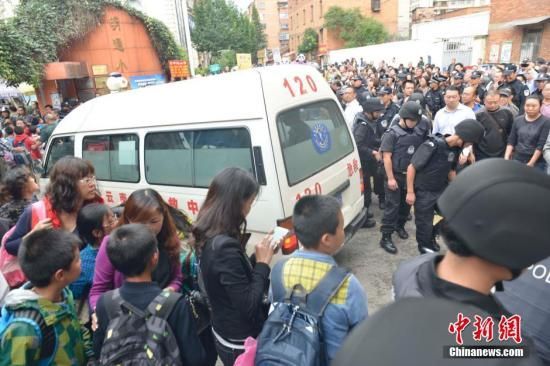 9月26日下午，救護車正離開學(xué)校。當(dāng)日下午2時許，在昆明明通小學(xué)宿舍區(qū)上課預(yù)備鈴響后，發(fā)生一起踩踏事件，致6人死亡，26人受傷。中新社發(fā) 鐘欣 攝