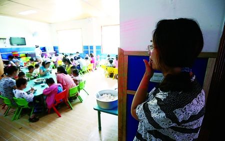 家長“偷看”自己孩子吃飯。