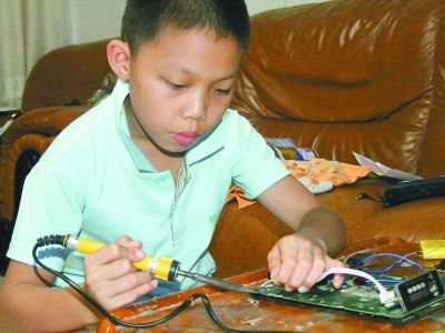 朱彥臻在做電子測(cè)試。受訪者供圖