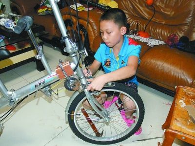 朱彥臻給自行車安裝發(fā)電機(jī)。    受訪者供圖