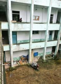 　　墜亡男生就是從記者所在的三樓跳了下去。 