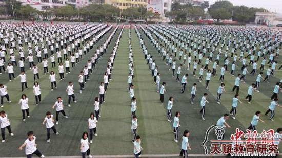 圖為福綿鎮(zhèn)第二初級中學十八路荘武術操?！∈Y雪林 攝