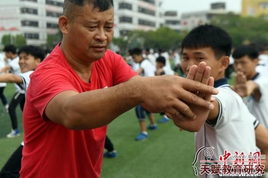 圖為羅夏糾正學生練習十八路荘動作?！∈Y雪林 攝