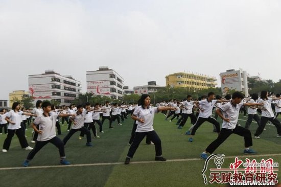 圖為福綿鎮(zhèn)第二初級中學十八路荘武術操?！∈Y雪林 攝