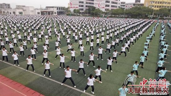 圖為福綿鎮(zhèn)第二初級中學十八路荘武術操?！∈Y雪林 攝