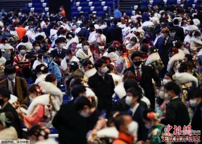 圖為當(dāng)?shù)貢r(shí)間2021年1月11日，日本橫濱，少男少女盛裝出席參加成人禮。