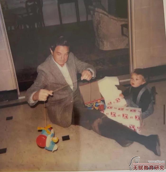 ·索羅斯陪年幼的亞歷山大玩玩具。
