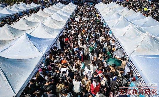 2023年3月7日，云南省2023屆綜合類高校畢業(yè)生暨國有企業(yè)專場招聘會在云南大學(xué)舉辦。圖/視覺中國